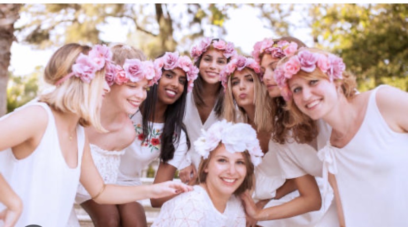 Mädelsgruppe mit Blumenkränzen – JGA