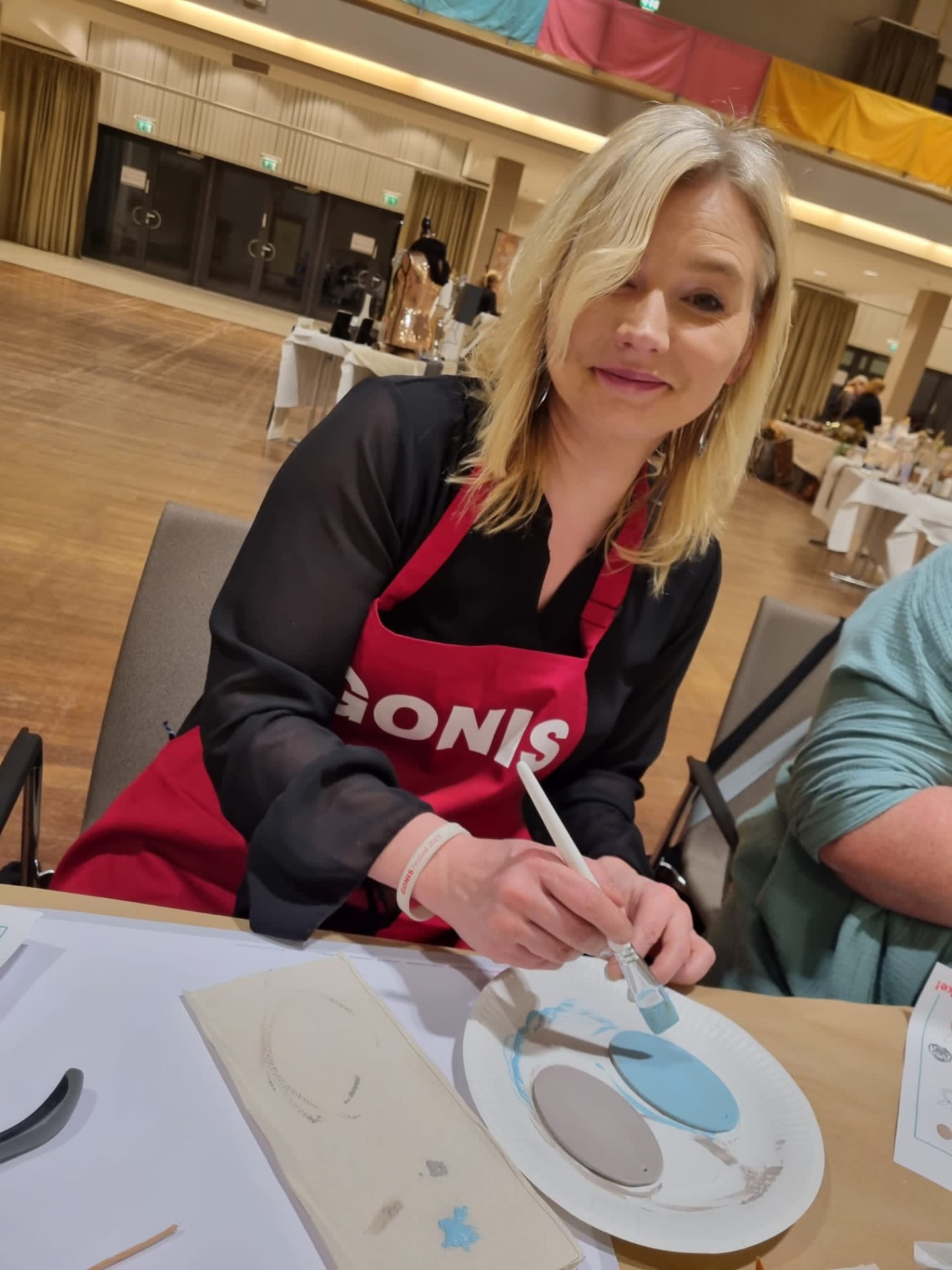 Stef beim Bemalen eines Werkstücks im Workshop
