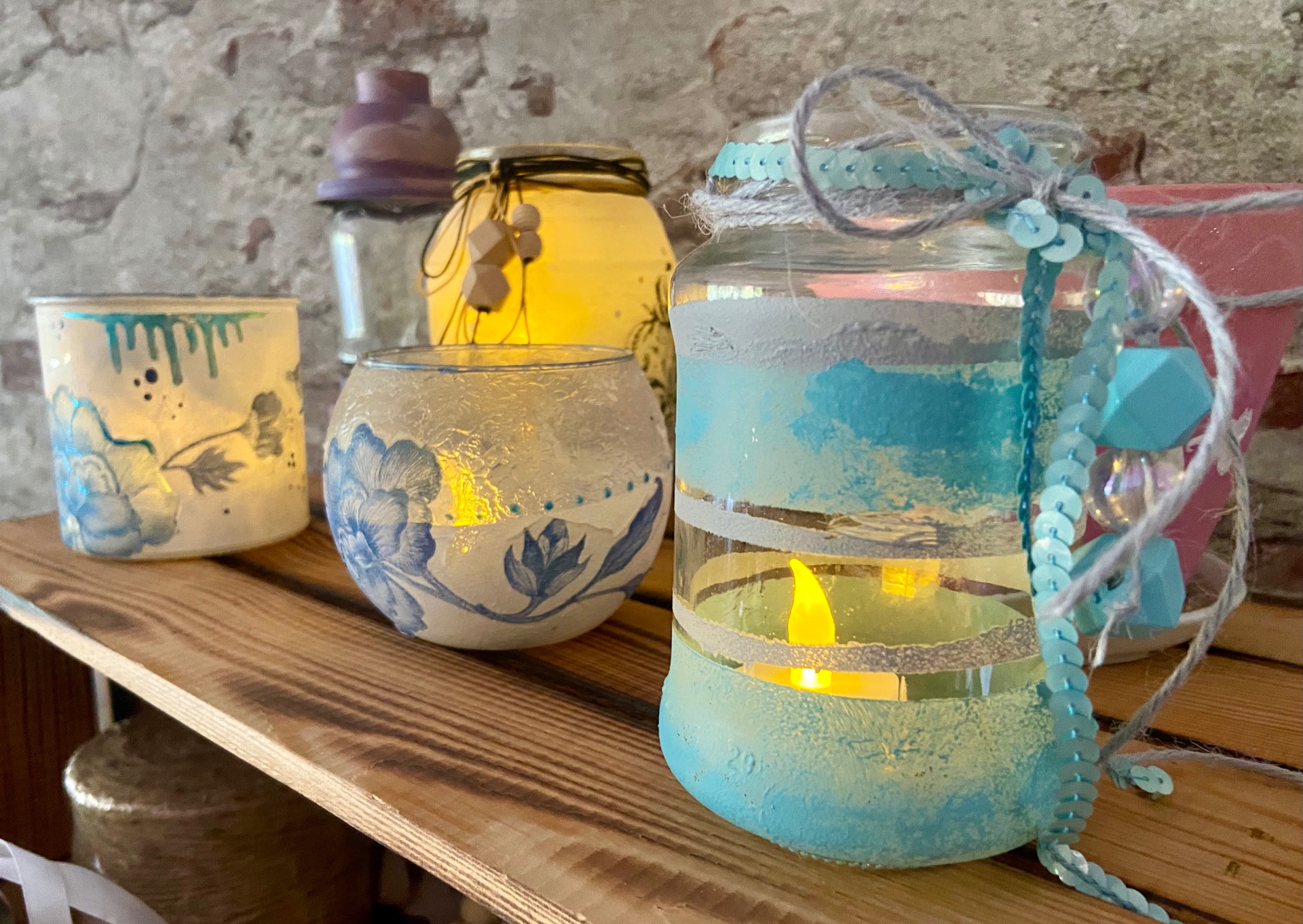 Selbstgemachte Windlichter mit Kerzenlicht